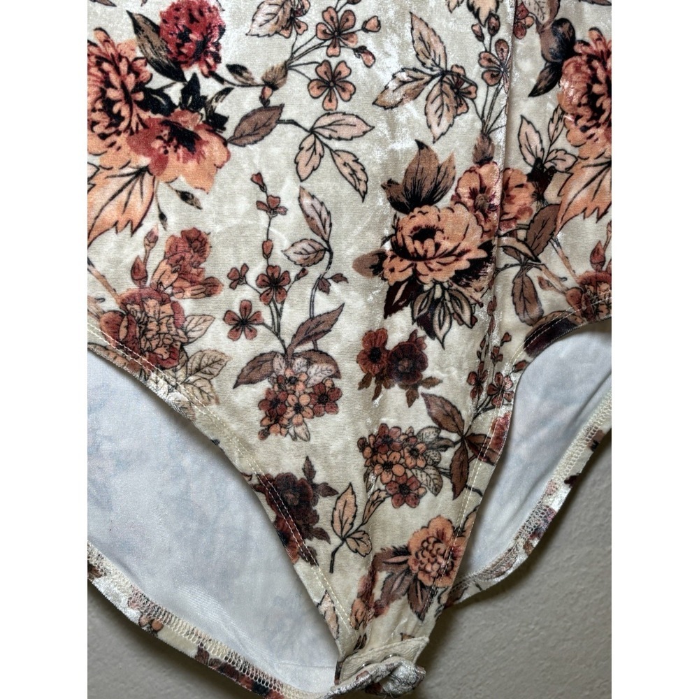 Coco + Jaimeson Velvety Floral Long Sleeve Bodysuit Size L (missing Care Tag) - Picture 2 of 6